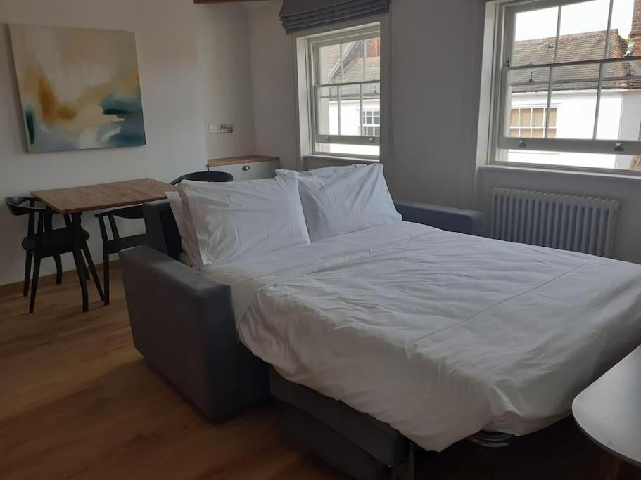 Apartment 6 At Number 8: City Centre, 1 Bedroom, Sofa Bed In Lounge 坎特伯雷 外观 照片