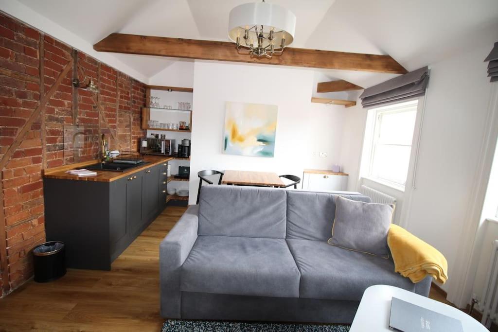 Apartment 6 At Number 8: City Centre, 1 Bedroom, Sofa Bed In Lounge 坎特伯雷 外观 照片